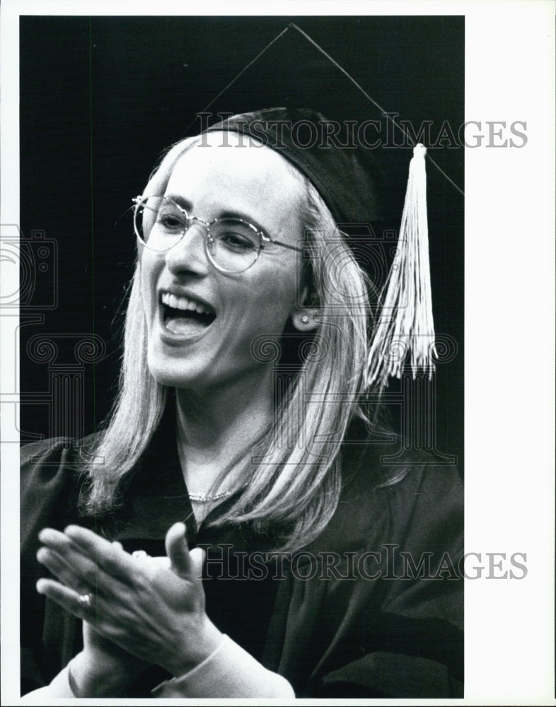 1993 Press Photo Actress Marlee Matline at graduation ceremony - Historic Images