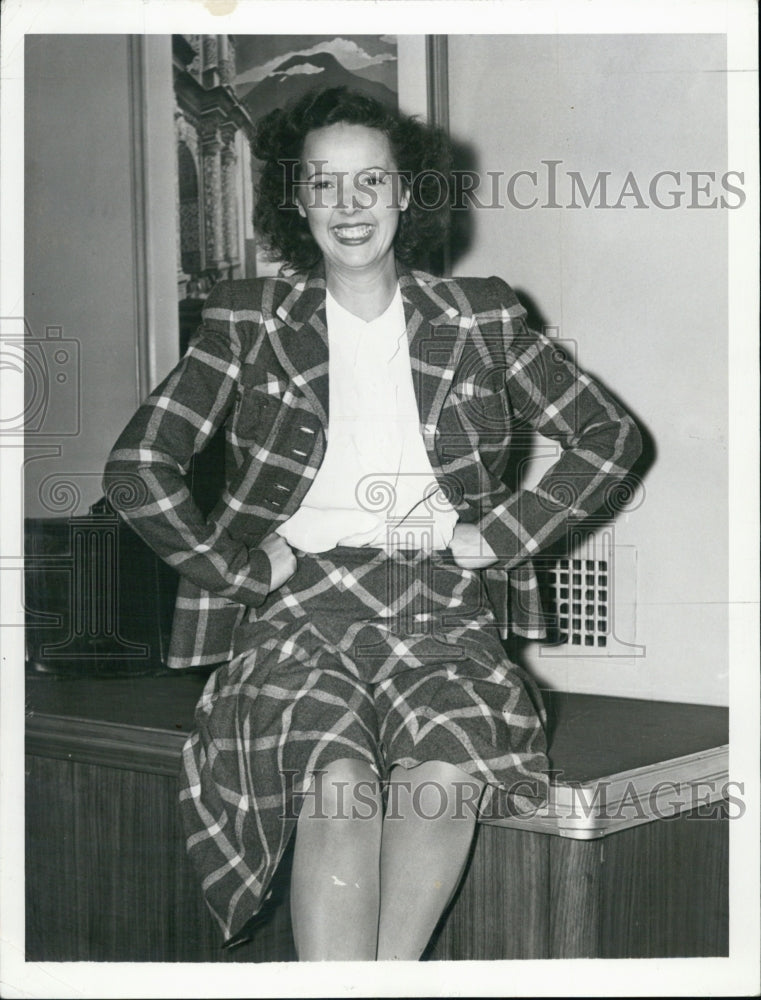 1941 Ms Jessie Mathews popular English stage & screen star poses-Historic Images