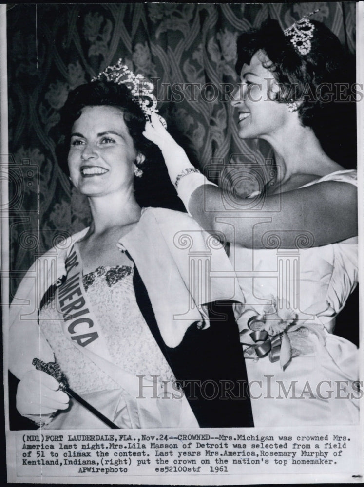 1961 Lila Masson being crowned Mrs. America of 1962 - Historic Images