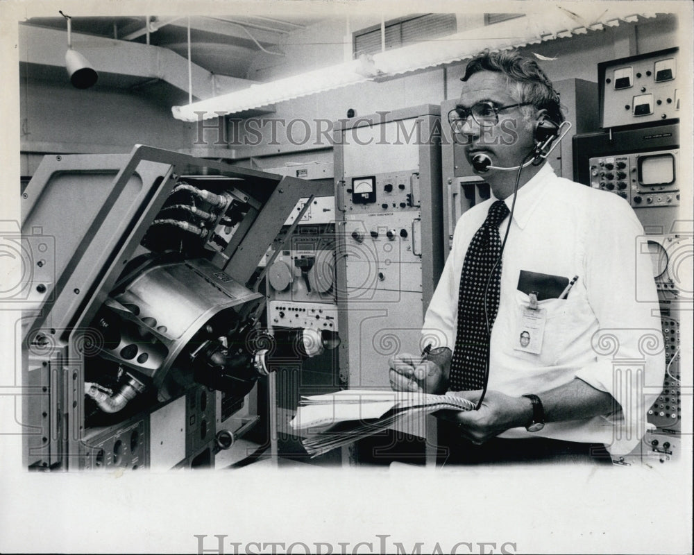 1975 Press Photo NASA Scientist George P. Edmunds, Jr. - Historic Images