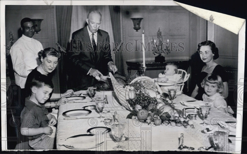 1952 Press Photo Eisenhower carving turkey at Thanksgiving dinner - RSG90427 - Historic Images