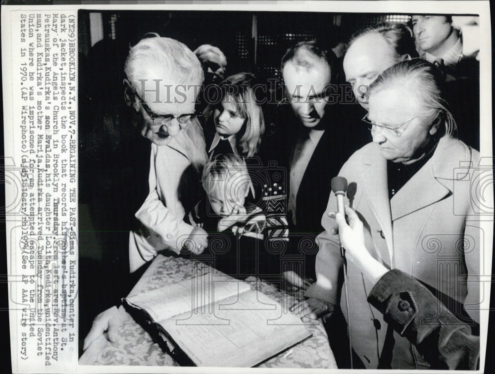 1974 Press Photo Simas Kudirka at St Mary&#39;s Church ,Brooklyn with Family - Historic Images