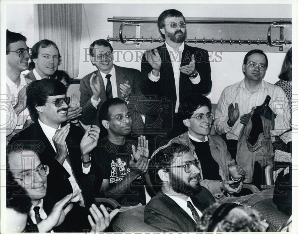 1987 Press Photo Audience Applauding Prof. Robert M. Solow Nobel Prize Winner - Historic Images