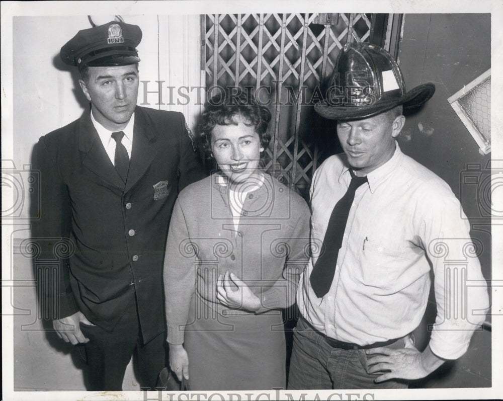 1961 Press Photo Policeman &amp; Firefighter Joseph Desmond Rescue Woman in Elevator - Historic Images