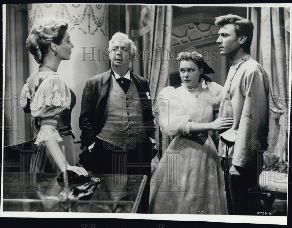 1952 Margaret Leighton, Miles Malleson, Zena Walker, Laurence Harvey - Historic Images