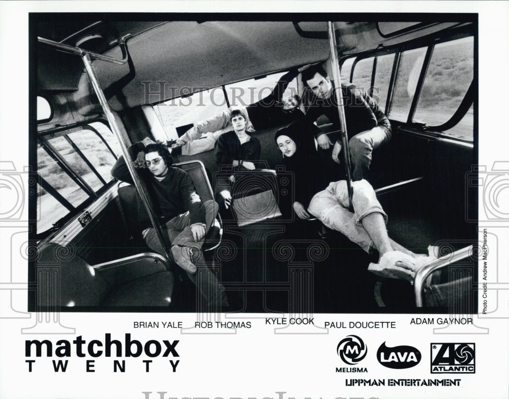 2001 Press Photo Matchbox Twenty (20) B&W Band Promo Shot w Rob Thomas - Historic Images