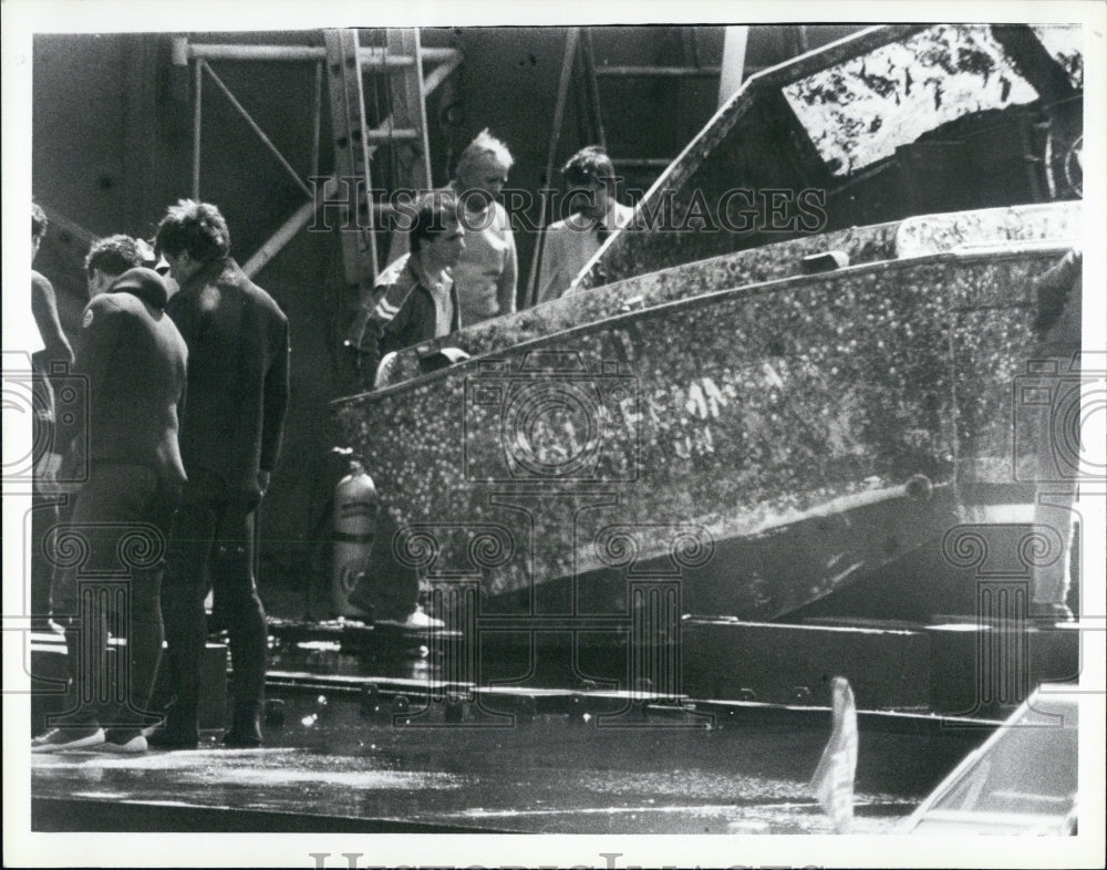 1983 Press Photo Pier 7 Boat Recovery - Historic Images