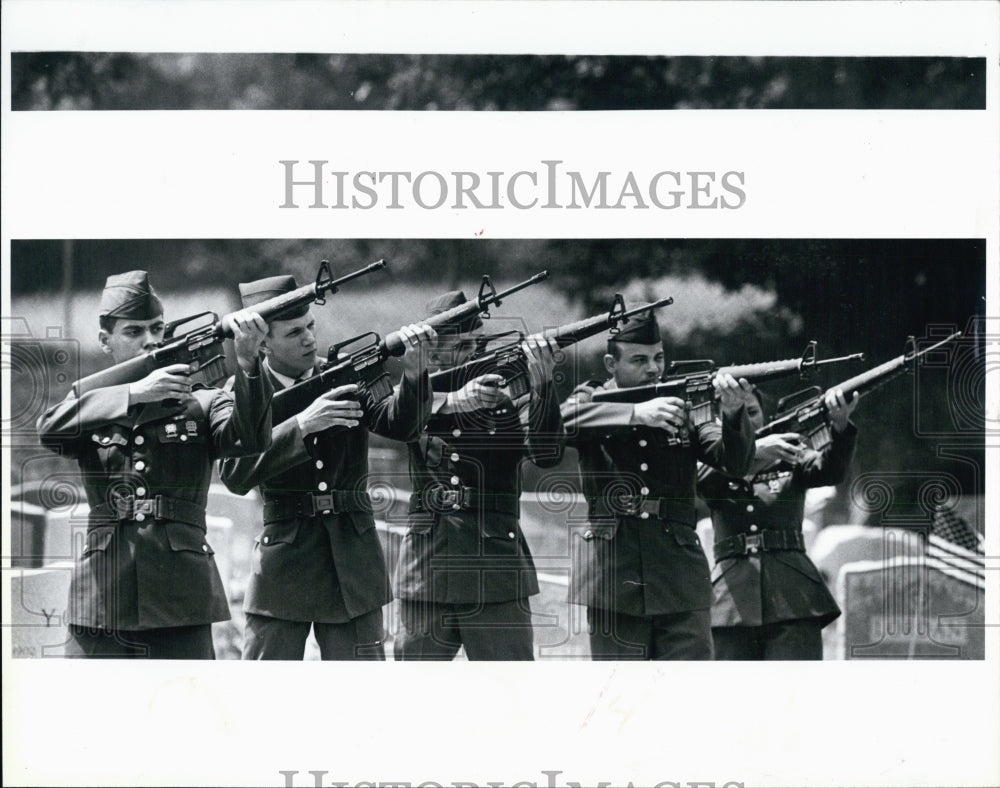 1987 Press Photo Lt. Gregory Paredes honored by a 21-gun salute at graveside - Historic Images