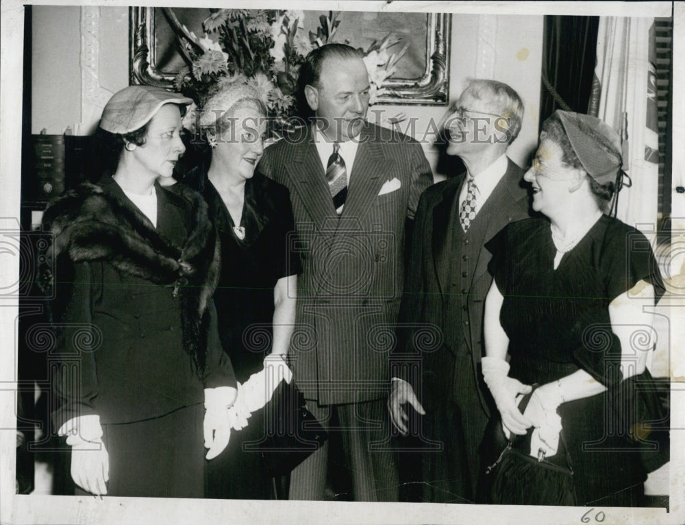 1952 Press Photo Judge Wilfred Paquet, Mrs. James Hennessey, Lucette Paquet - Historic Images