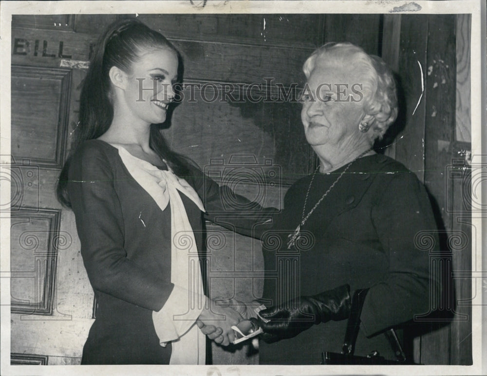 1969 Press Photo Pamula Peadon &amp; Mrs. George Holland in the play &quot;George M&quot; - Historic Images