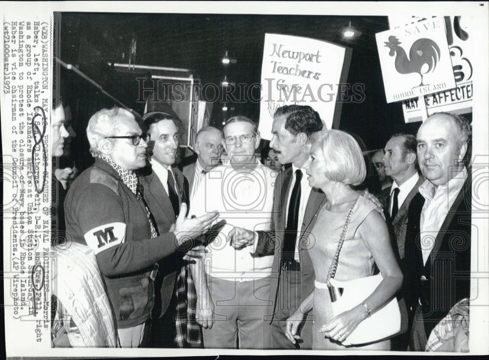 1973 Morris Haber talks to Sen. Claiborne Pell & Mrs. Pell - Historic Images