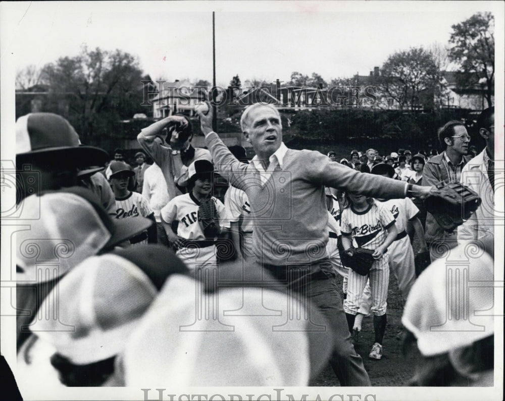 1979 Press Photo Boston Mayor Kevin White Throws Pitch at Little League Game - Historic Images