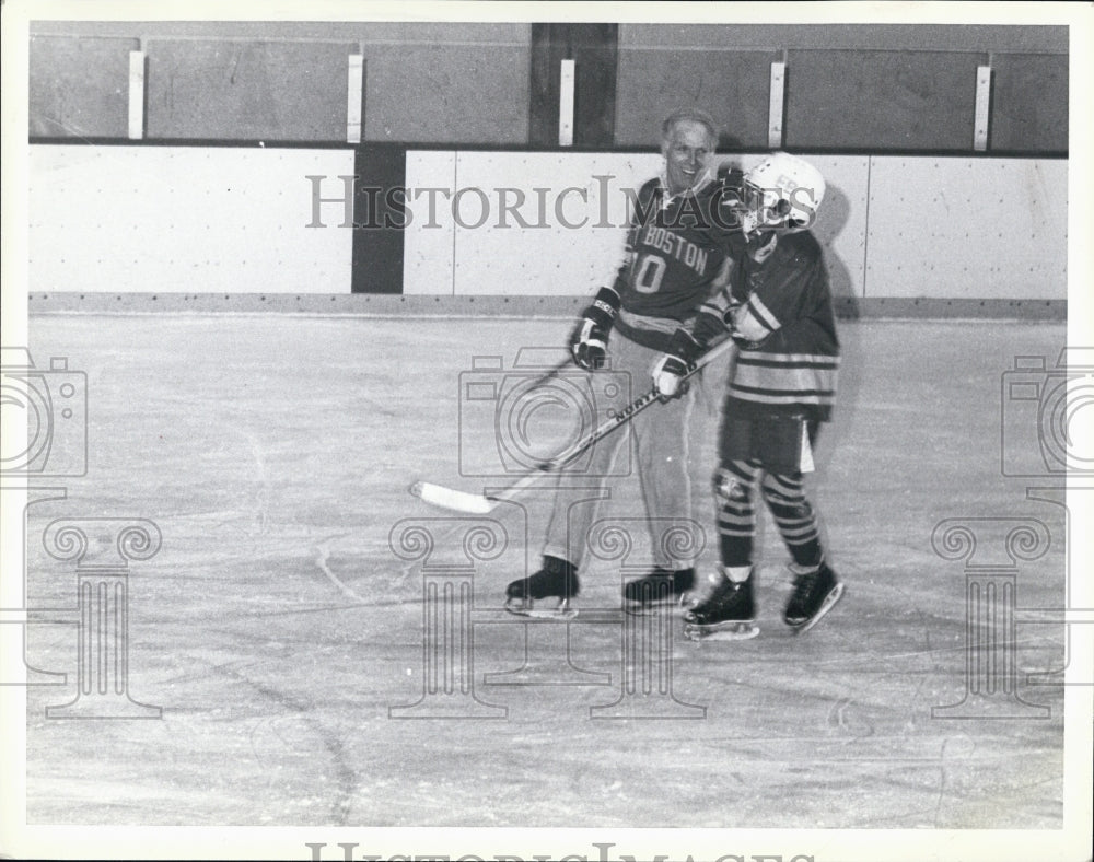 Press Photo Boston Mayor Kevin White & Son Christopher Play Ice Hockey - Historic Images