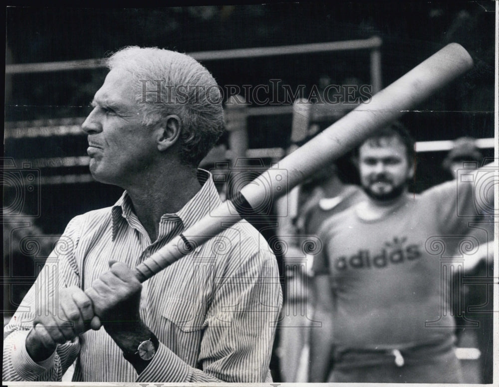 1979 Press Photo Boston Mayor Kevin White Playing Baseball - Historic Images