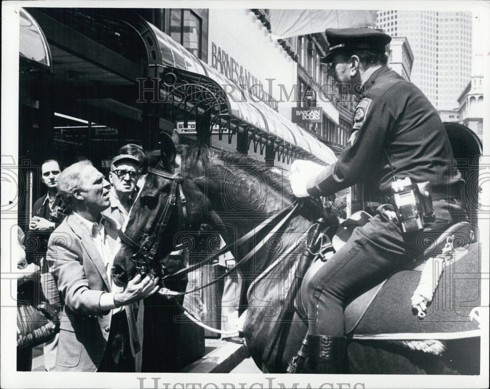 Press Photo Boston Mayor Kevin White Talks to Policemen on Horses - Historic Images