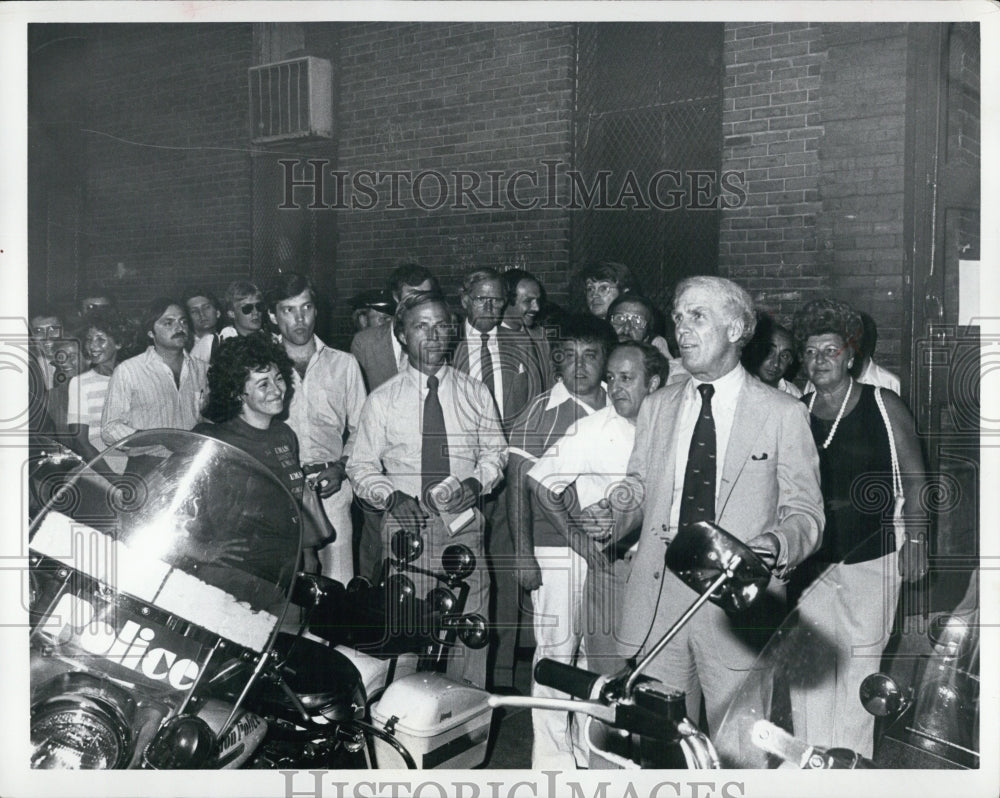 1979 Press Photo Boston Mayor Frank White Talks to North End Residents - Historic Images