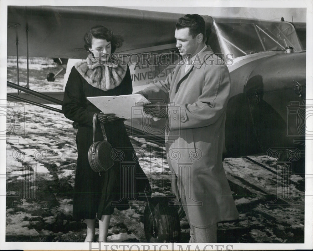 1952 Press Photo William O&#39;Connor &amp; Ms. Joyce Trevor Survey Air Map - Historic Images