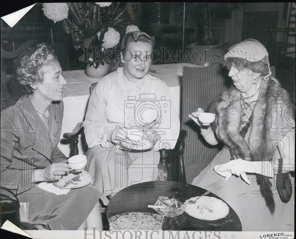 1951 Press Photo Velma Louise Boland, Florence Garrity, Margaret Brusch - Historic Images