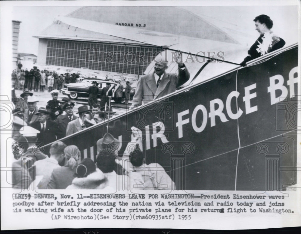 1955 Press Photo President Eisenhower with wife as he boards a private plane - Historic Images