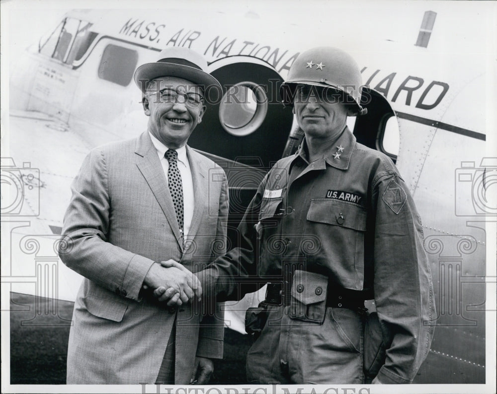 1958 Press Photo Lt. Gov. Robert F. Murphy arrives at Wheeler-Sack Airfield - Historic Images