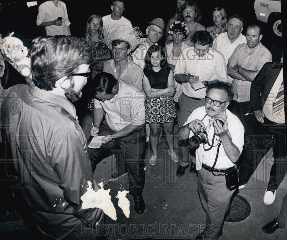 1970 Press Photo Priest John White Arrested for Trespassing While Campaigning - Historic Images