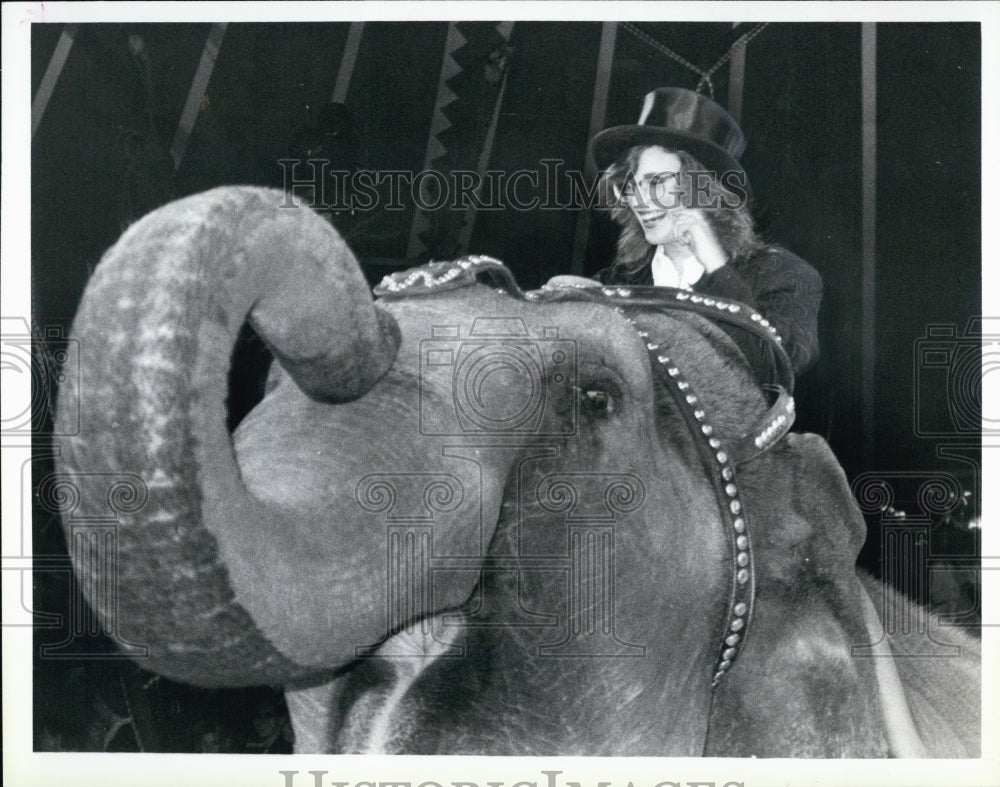 Press Photo Marlee Matlin Rides Elephant In Circus - Historic Images