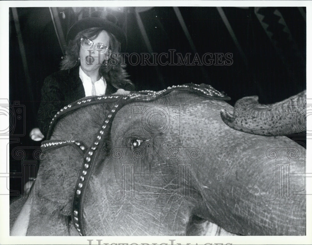 1988 Press Photo Actress Marlee Matlin Elephant Circus - Historic Images