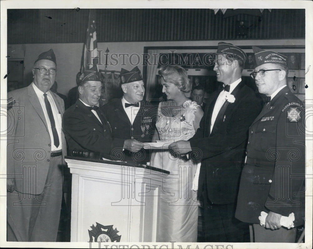 Press Photo Governor Peabody and his wife with Raymond O&#39;Brien at a State VFW - Historic Images