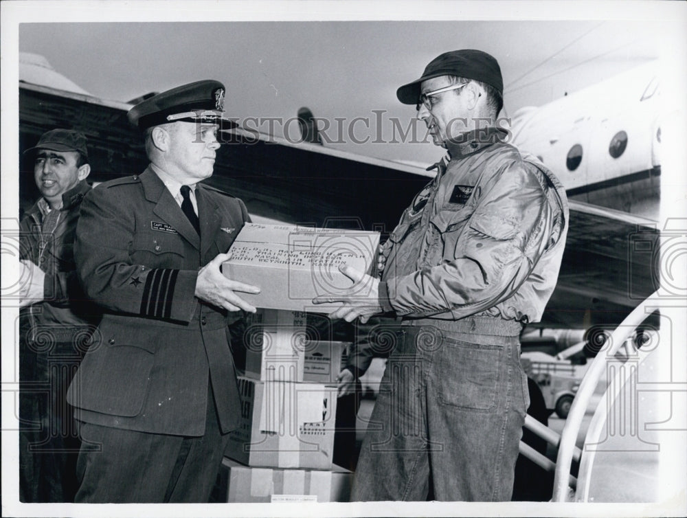 1963 Press Photo Captain Forrest Pease Crew Chief Arnold Craven - Historic Images