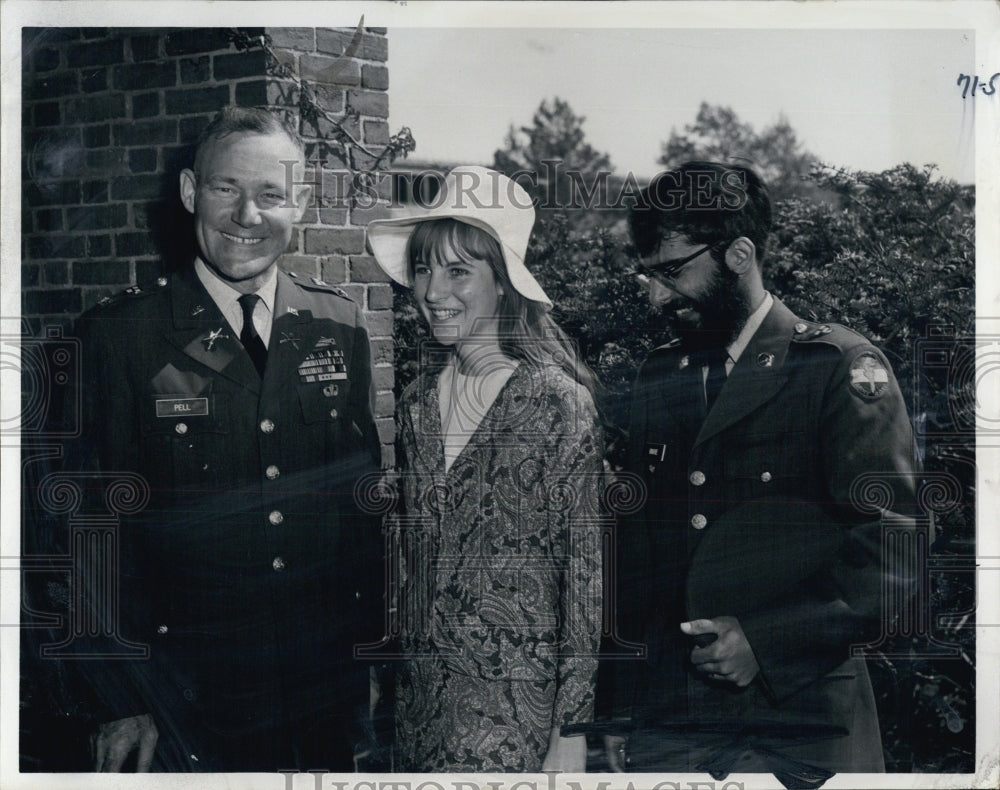 1967 Press Photo Col Robert Pell Prof Military Science Harvard Pamela Rikhye - Historic Images