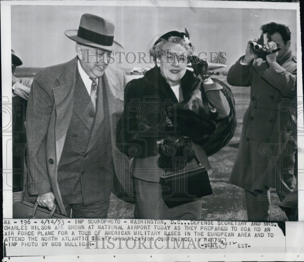 1953 Press Photo Defense Secretary and Mrs. Charles Wilson boarding a plane - Historic Images