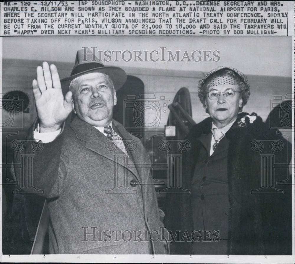 1953 Defense Sec. And Mrs. Charles Wilson Board Plane For Paris - Historic Images