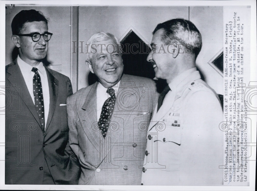 1957 Press Photo Charles Wilson Talks With Maj. Gen. Donald Yates - Historic Images