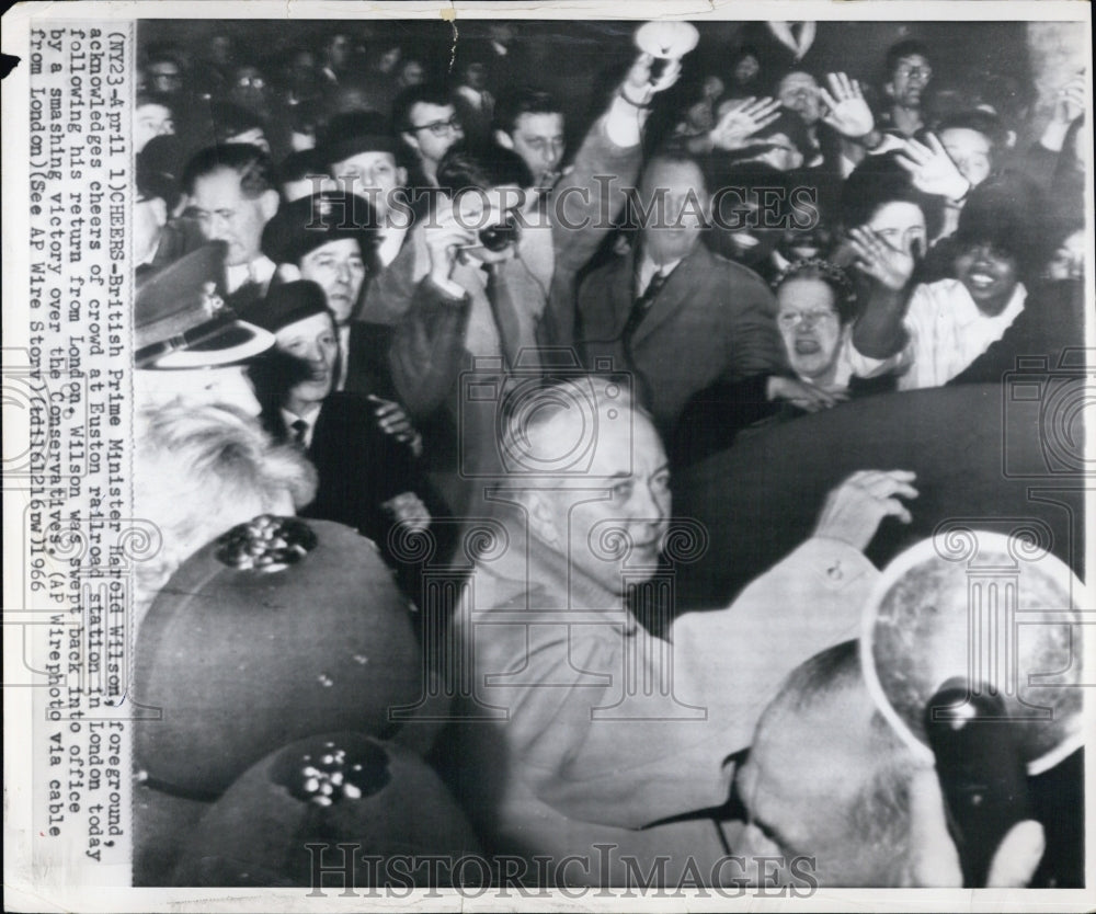 1966 Press Photo British Prime Minister Harold Wilson greets a crowd - Historic Images