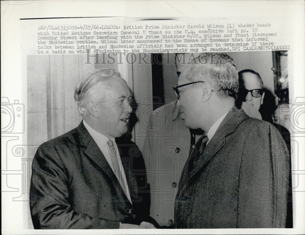 1966 British Prime Minister Harold Wilson shakes hands with UN Secre - Historic Images