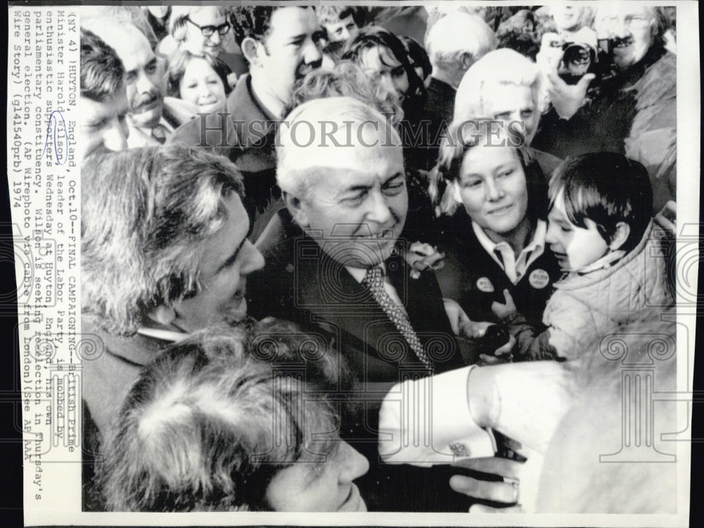 1974 Press Photo Prime Minister Harold E. Wilson with Supporters - Historic Images
