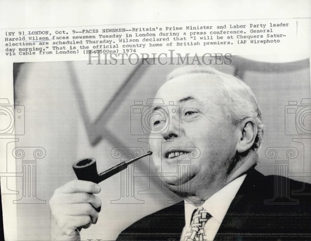 1974 Press Photo Prime Minister Harold E. Wilson Smoking Pipe - Historic Images