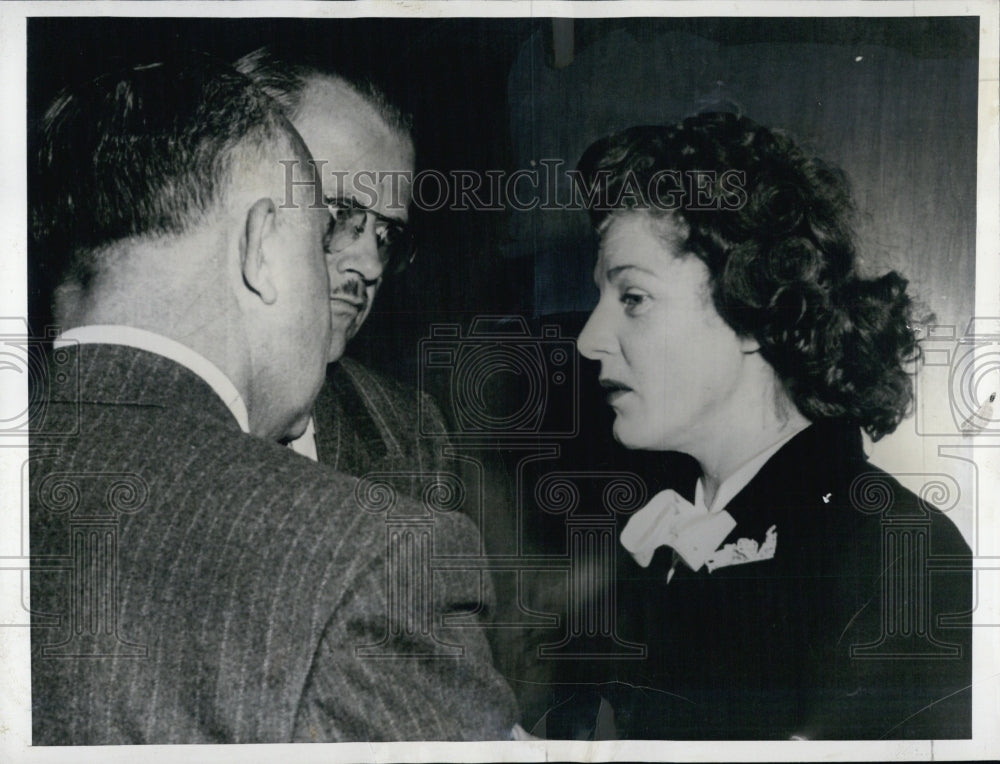 1947 Press Photo Ruth Hellon McKenzie, murderer with her attorneys. - Historic Images