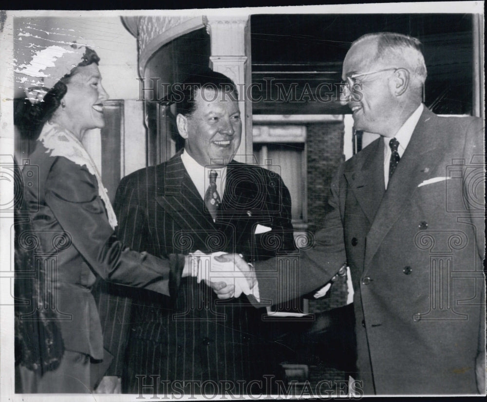 1952 Press Photo President Truman meets The McKinneys, democratic chairmen. - Historic Images