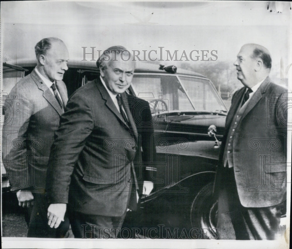 1965 Press Photo Prime Minister Harold Wilson inScotland meet Queen Elizabeth II - Historic Images