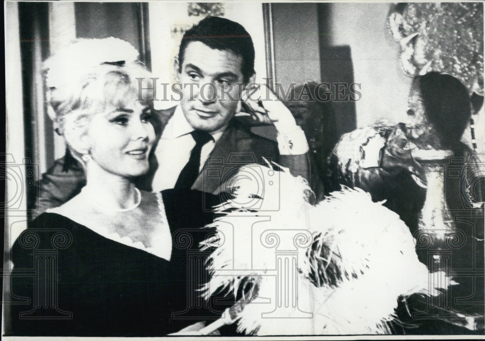 1968 Press Photo Zsa Zsa Brushoff and Gene Barry on &quot;Burke&#39;s Law&quot; - Historic Images