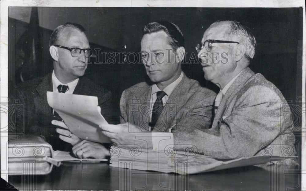 1955 Jess Barker and attorneys at his divorce hearing - Historic Images