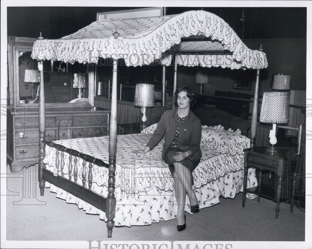 1961 Press Photo Canopy Bed Putnam Furniture Exhibit New England Furnishings - Historic Images