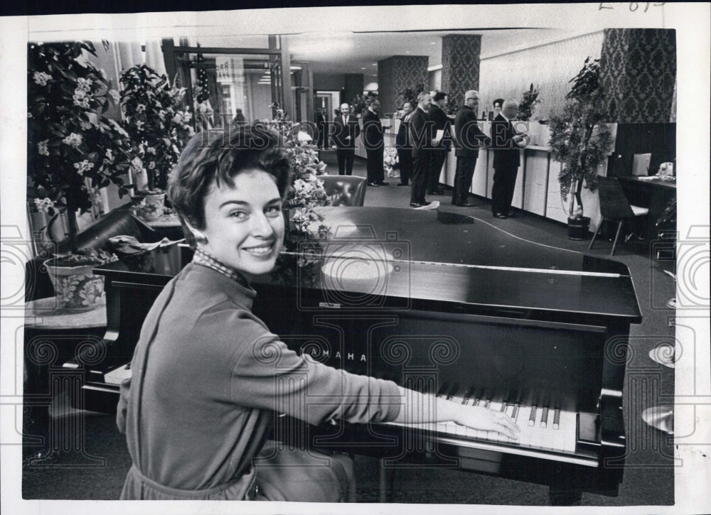 1964 Press Photo Pianist Karen Barrett plays Lincholn National Bank Boston - Historic Images