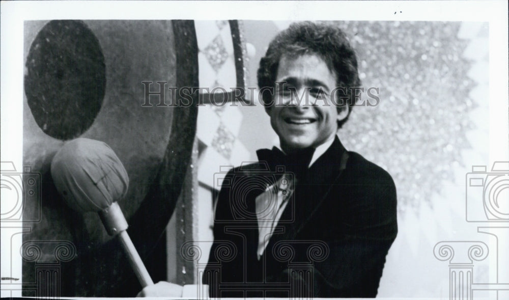 Press Photo Chuck Barris hitting a Gong. - Historic Images