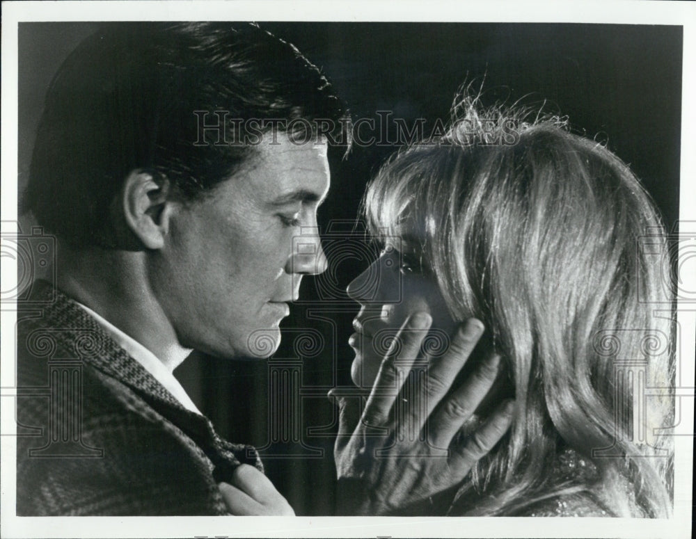 1973 Press Photo Actor Roger Smith & Greta Baldwin in "Rogue's Gallery" TV Movie - Historic Images
