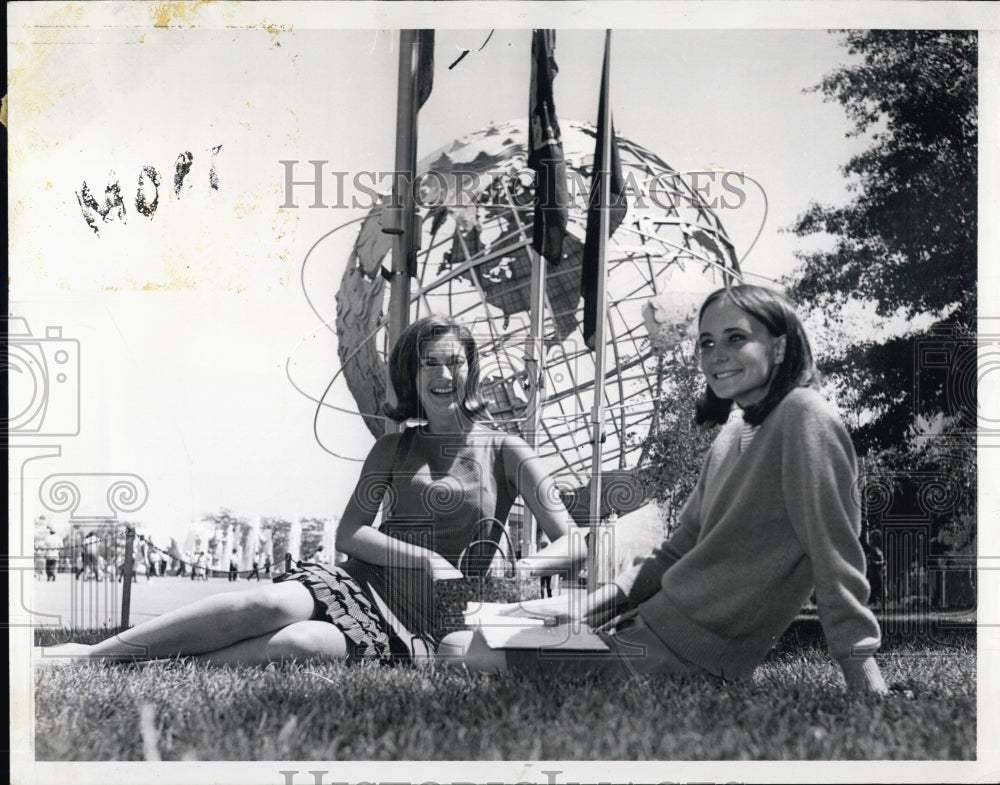 1965 Press Photo Miss Massachusetts Su Su Smith &amp; Barbara Peabody Sit on Grass - Historic Images