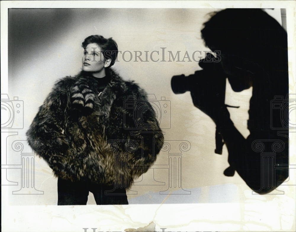 1987 Press Photo Model Sybil Smith Wearing Fur Coat - Historic Images