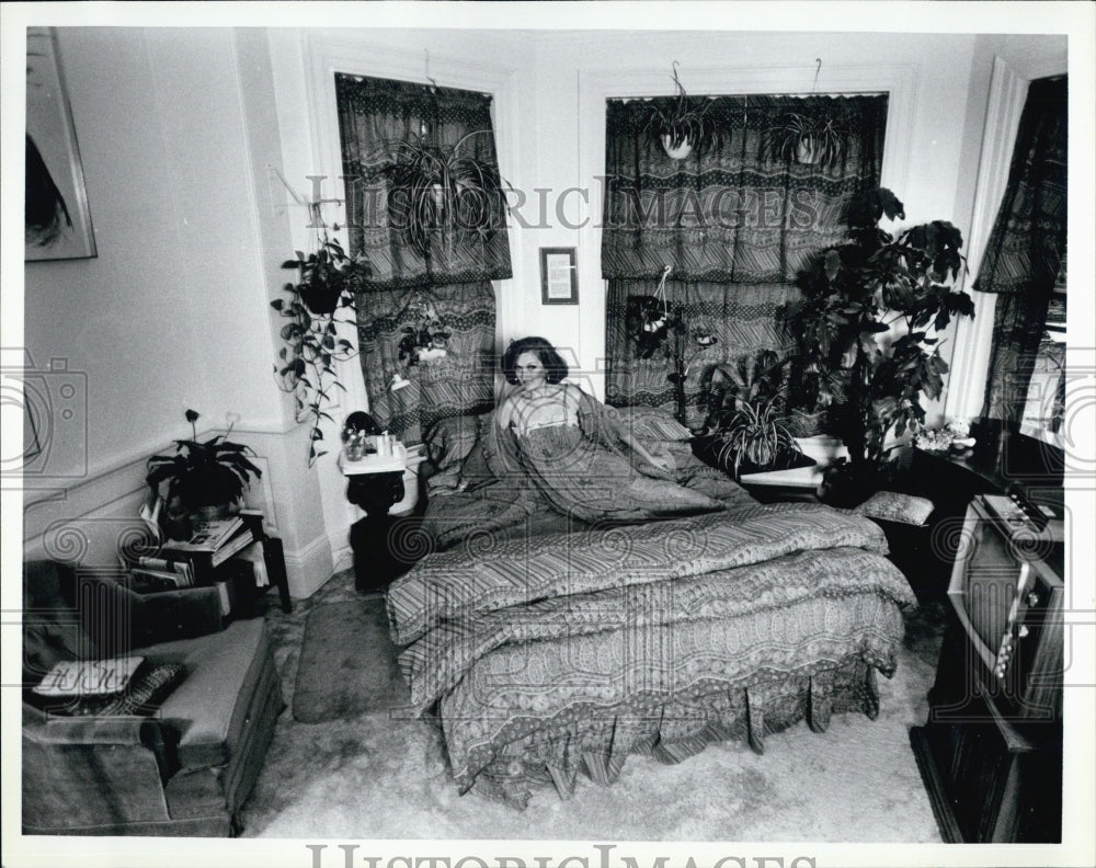 1986 Press Photo Miss USA Pageant Contestant Su Su Smith in Bedroom at Home - Historic Images