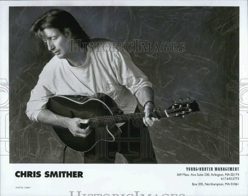 1995 Press Photo Chris Smither, playing guitar for camera. - Historic Images